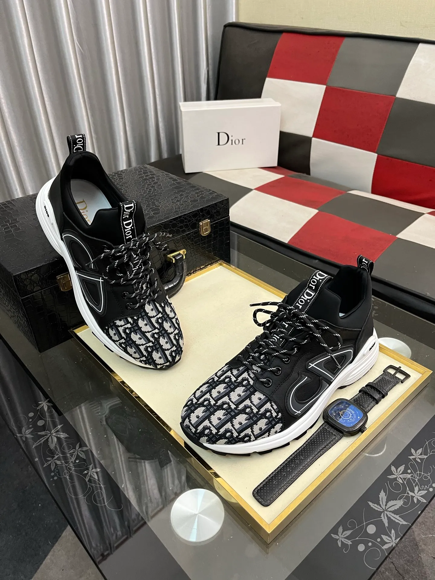Men's clothing and shoes 💰458⌚️⌚️ Dior's casual and sporty style is combined with the elements of dad bag-soled shoes. It has successfully broken through the dad shoe style that has been on the streets in recent years and has become a beautiful landscape in luxury goods. The fabric is high mercerized with breathable mesh. The mesh on both sides of the shoe is made of three layers of composite technology. The bottom process uses package molding fabrics: imported high mercerized 🐂 cowhide stitching with original customized D-shaped mesh code number: 38-445️⃣Colors available